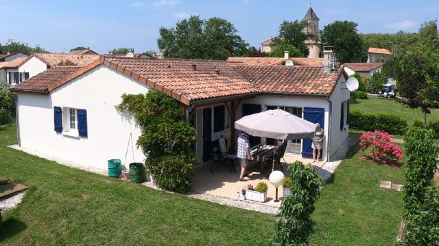 bourgestvigelieregolfdesforgesbleugreengolfresortrestaurantcharenteluxevillaszwembad.jpg