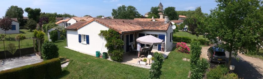 bourgestvigelieregolfdesforgesbleugreengolfresortrestaurantcharenteluxevillaszwembad.jpg
